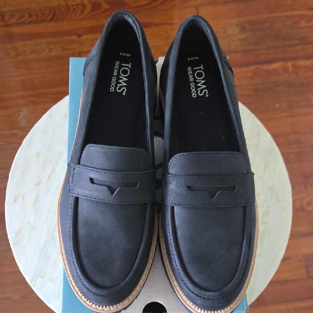 NWT TOMS Women's Black With Tan Lug Sole Cara Loafers